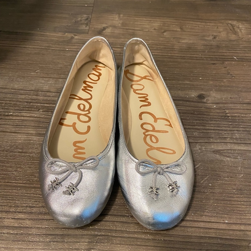 Sam Edelman 🩶 silver flats, size 6
